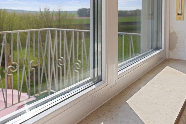 Schallschutzfenster mit 3-Scheiben-Isolierverglasung auf der Südseite