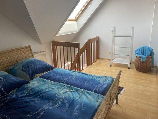 Schlafzimmer mit Holztreppe