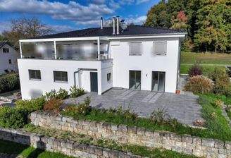 Südansicht Gesamthaus mit großer Terrasse und Gartenanteil der Wohnung