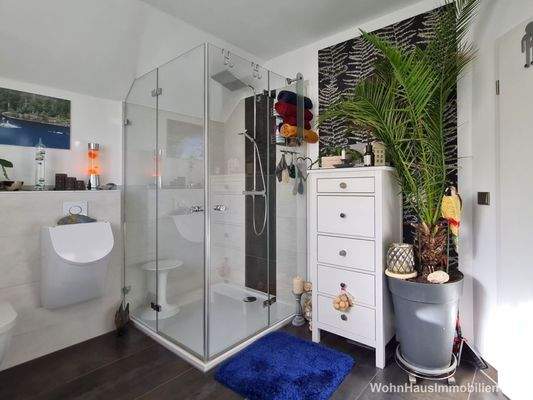 Große Eckdusche im Duschbad im Obergeschoss