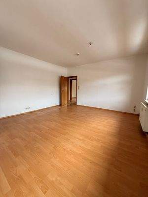 Leerer Raum mit Holzboden