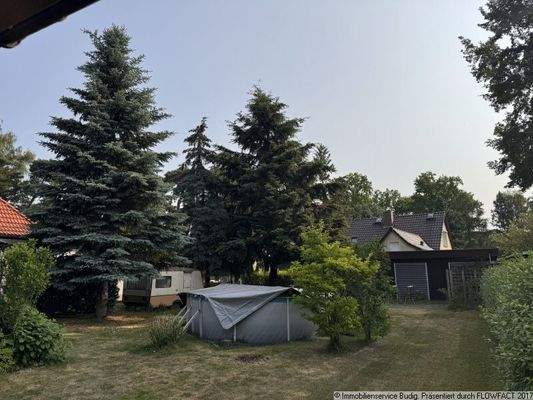 hinterer Bereich des Gartens mit Pool und Werkstatt