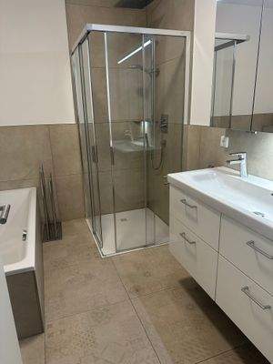 Bad mit Wanne und Dusche