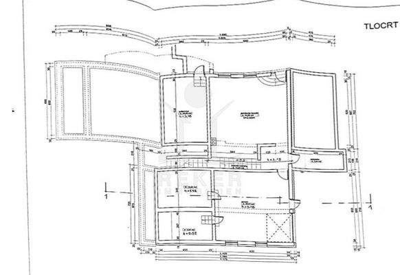 Diverse Zimmer und die Garage im Keller