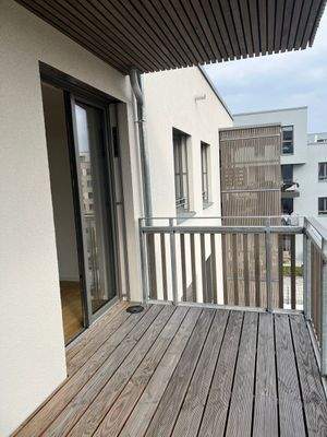 Moderner Balkon mit Holz
