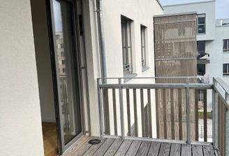 Moderner Balkon mit Holz
