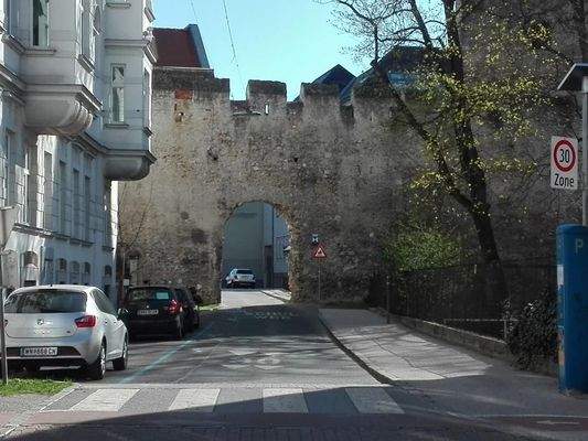 Außenansicht: Alte Stadtmauer; Eingang zum Wr. Neustädter Waffenmuseum