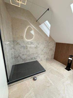 Badezimmer mit großer Dusche