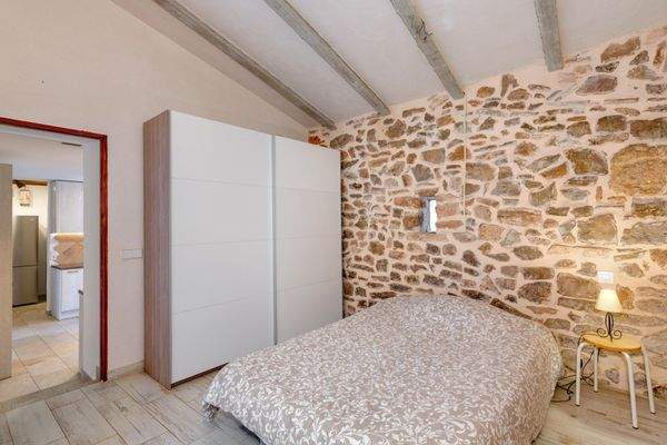 Geräumiges Naturstein-Schlafzimmer 