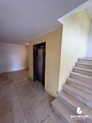 Hausflur mit Treppe und Lift