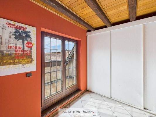 Kinderzimmer mit Zugang zu Balkon