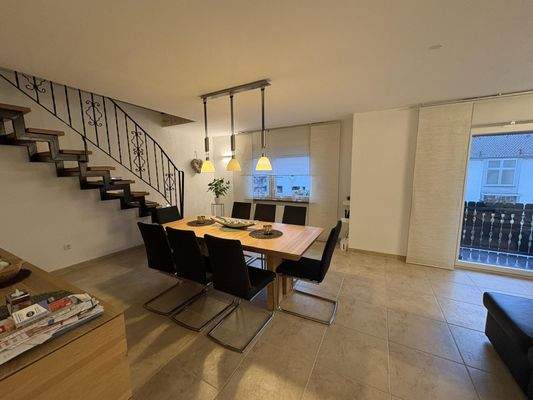 Essbereich mit Treppe ins Dachgeschoss