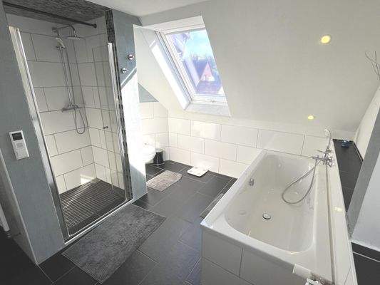 Mit Badewanne und Dusche