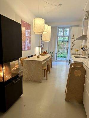 Der Kamin zwischen Küche und Wohnzimmer