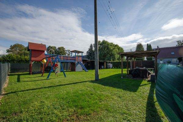 25 - Spielplatz u Außenbereich.jpg