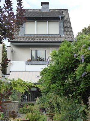 Gartenansicht mit Balkon