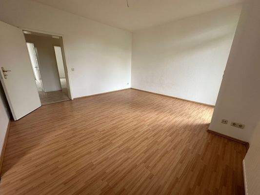 Leerer Raum mit Holzboden