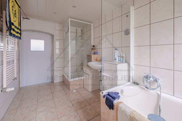 Badezimmer im Anbau (EG)