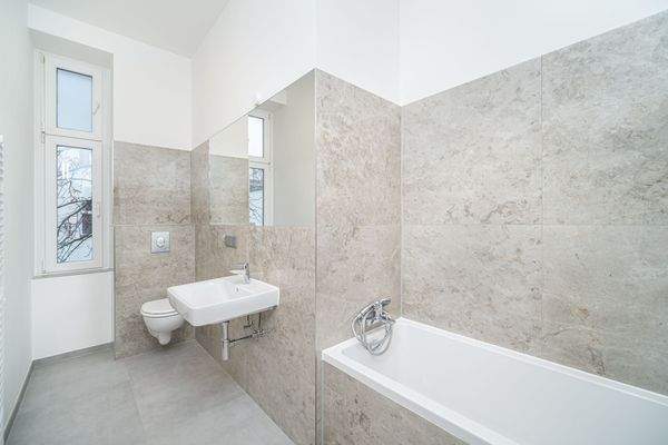 Modernes Bad mit Wanne