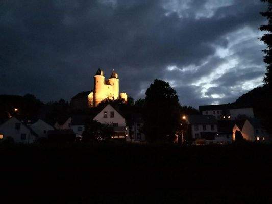 Bertradaburg bei Nacht 