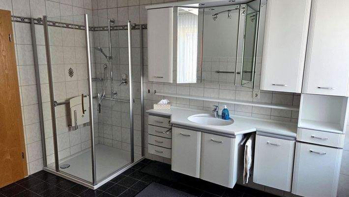 Bad mit ebenerdiger DU im OG