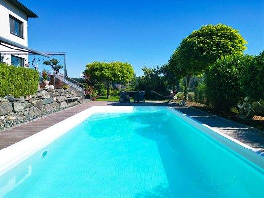 Luftbild Pool Richtung Sitzplatz