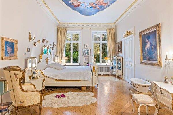 Elegantes Schlafzimmer mit künstlerischem Deckenmotiv