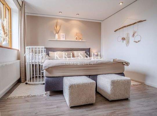 ... großen Fenstern und ruhigem Wohnambiente