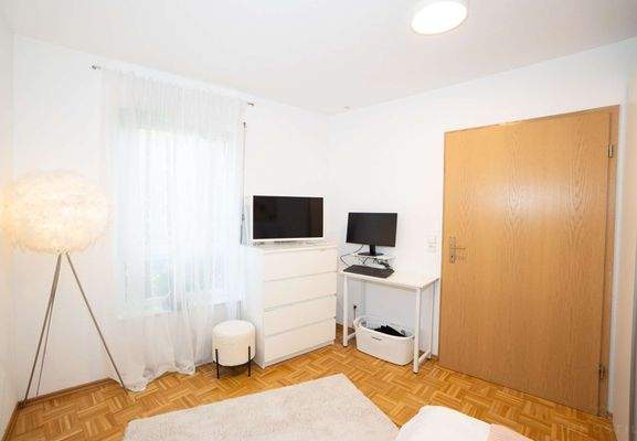 Schlafzimmer mit Büroecke