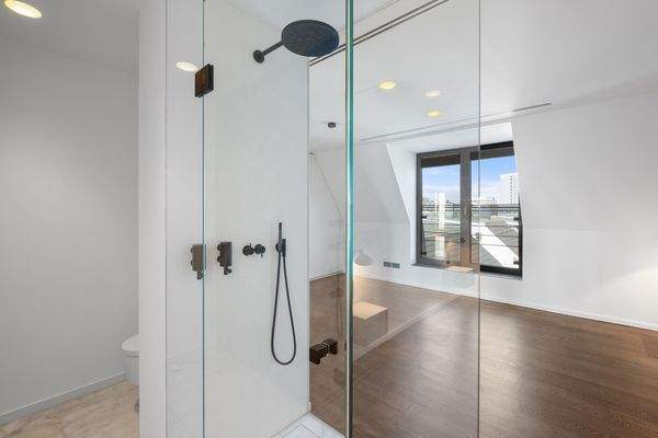 Große Fensterfronten im Badezimmer