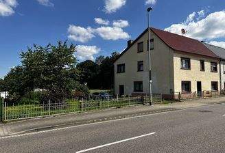 Blick auf Haus und Grundstück