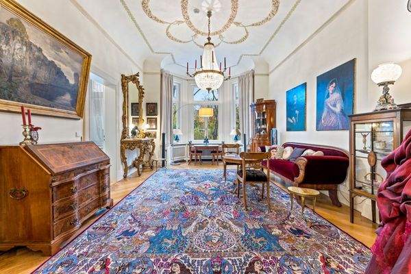 Großzügiges Wohnzimmer mit Erkerblick und großen Fenstern