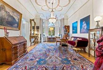 Großzügiges Wohnzimmer mit Erkerblick und großen Fenstern