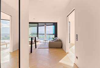 Blick vom Flur auf den Wohnbereich