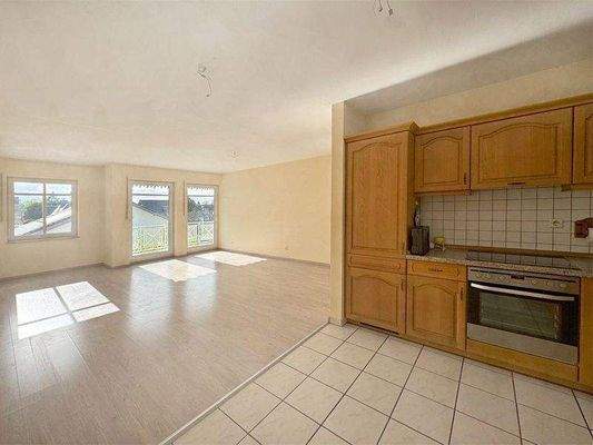 offene Einbauküche mit Küche im Wohn-/Essbereich