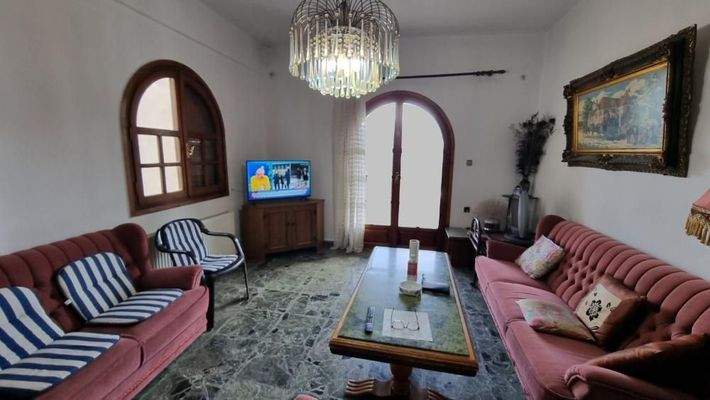 Kreta, Heraklion: Gebäude mit Wohnung, Studio und Gewerbefläche zu verkaufen