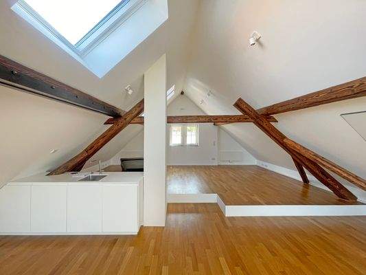 Durch eine kleine Küchentheke ist dieser ca. 76m² große Raum hervorragend ausgestattet