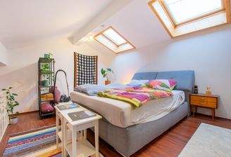 geräumiges Schlafzimmer