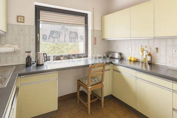 Gemütliche Küche mit Blick in den Vorgarten