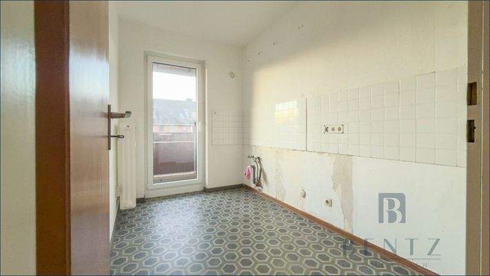 Küche mit Zugang zum Balkon 