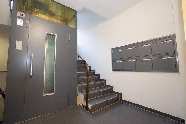 Renoviertes Treppenhaus und Briefkästen