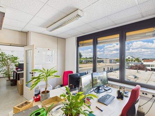 Büro mit Blick in den Außenbereich