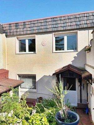 Terrasse, Schuppen und Eingang von Hinten ins Kell