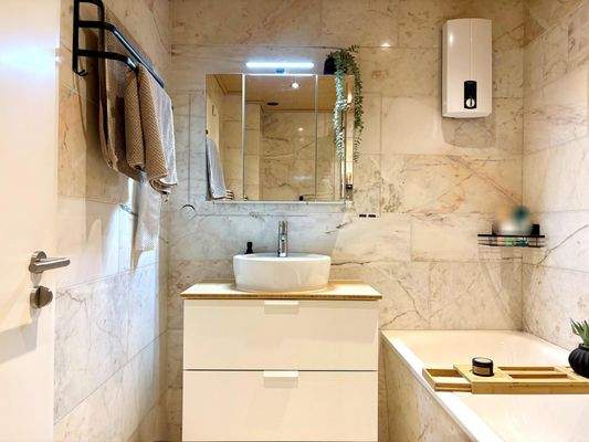 Moderner Waschtisch mit Aufsatzwaschbecken