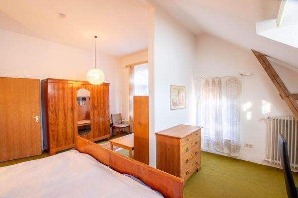 Ein weiteres Schlafzimmer im Obergeschoss bietet viel Platz für Ihre Ideen