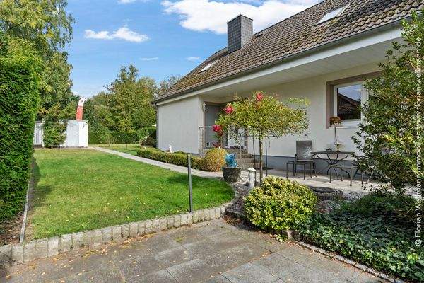 Hauseingang und Blick in den Garten.
