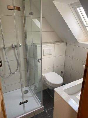 Badezimmer mit Dusche oben