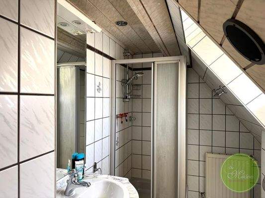 Badezimmer im OG mit Dusche.