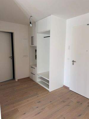 Flur mit Einbau-Garderobe