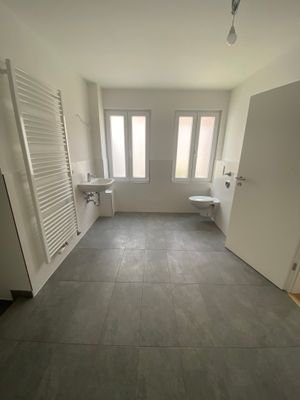 Modernes neu renoviertes Badezimmer